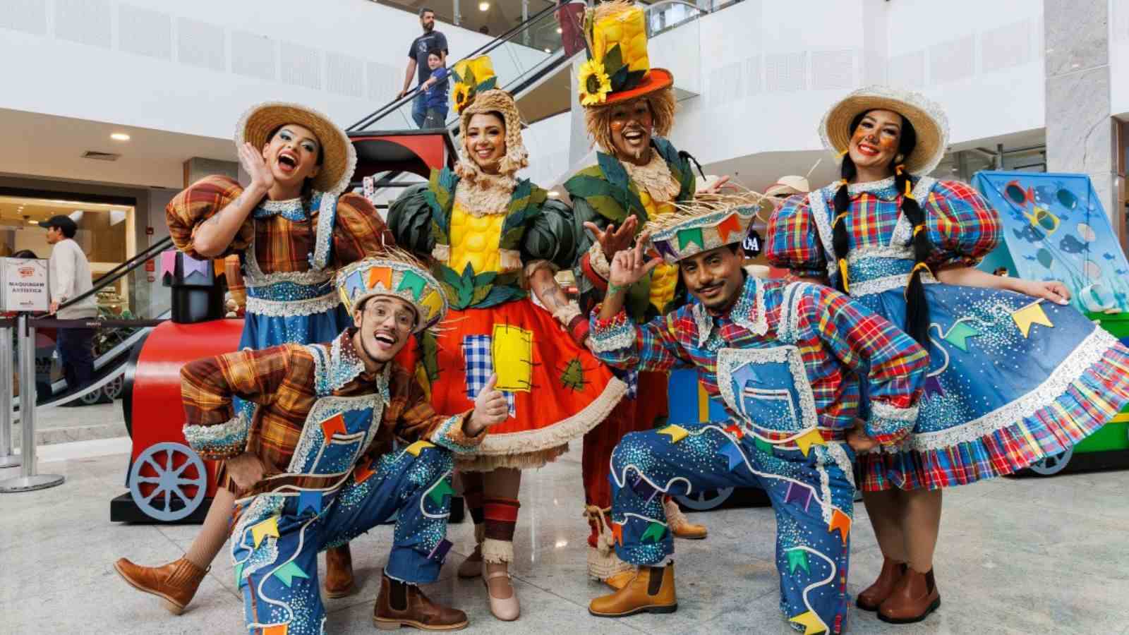 Monitores animados recebem o público com trajes típicos e muita alegria.