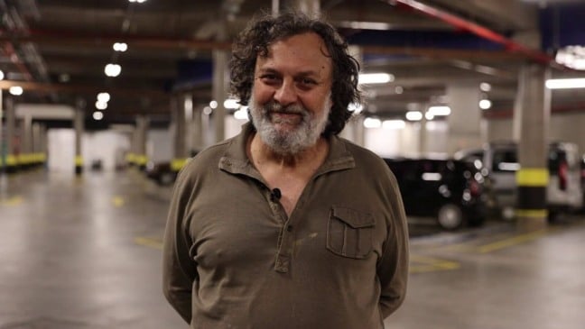 O diretor Nelson Baskerville no local onde será encenado ”Sub-Solos” no Sesc Jundiaí