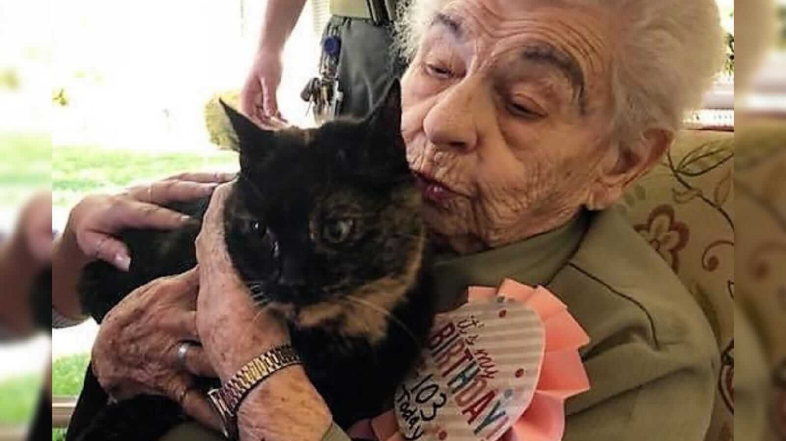 Idosa abraçando gata