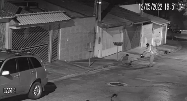 Policial reage a assalto e atira contra bandidos em Campo Limpo Paulista( Foto: Reprodução/Câmeras de segurança)