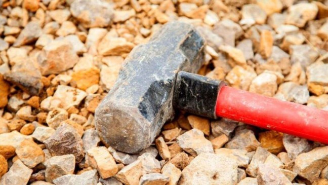 Marreta em cima de pedras