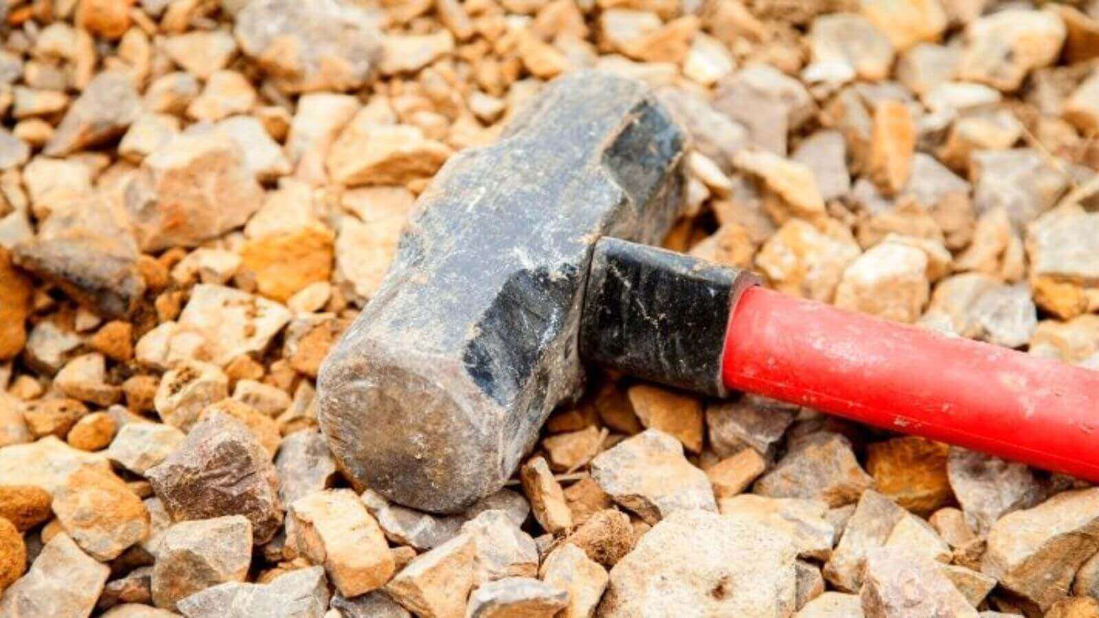 Marreta em cima de pedras