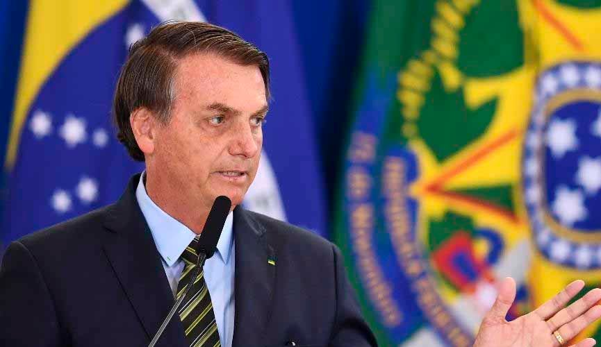 presidente jair bolsonaro em cerimônia no palácio do planalto falando em microfone