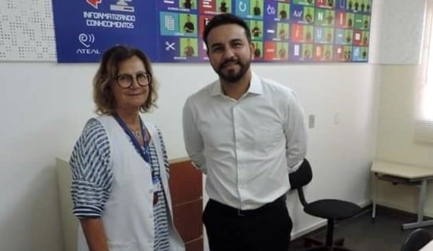 Foto de deputado com representante da ATEAL