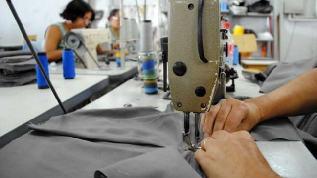 Mesa de ateliê com máquinas de costura