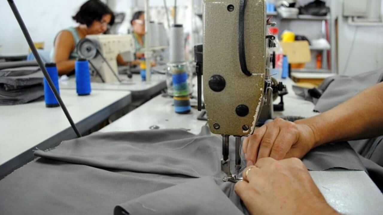 Mesa de ateliê com máquinas de costura