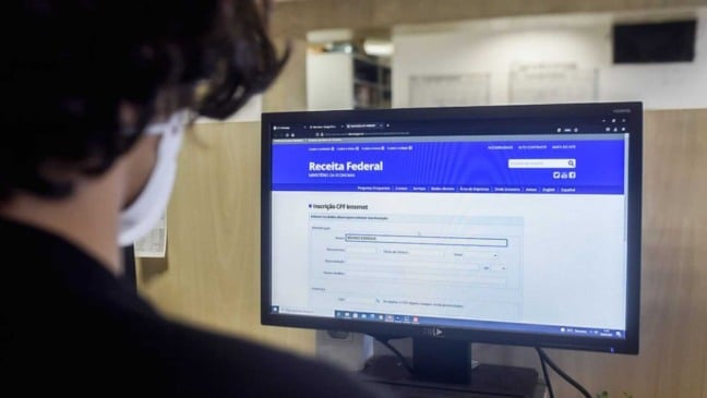 Homem em frente à computador