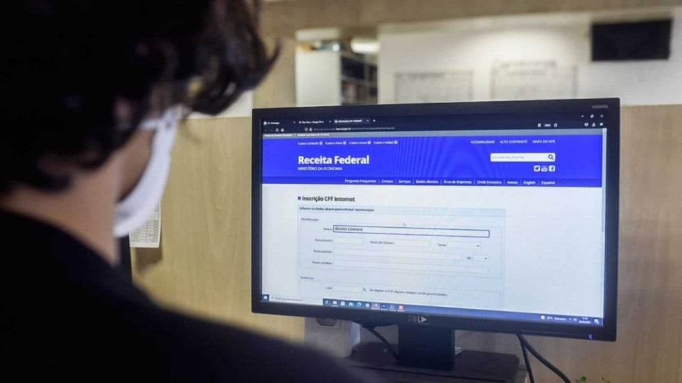 Homem em frente à computador