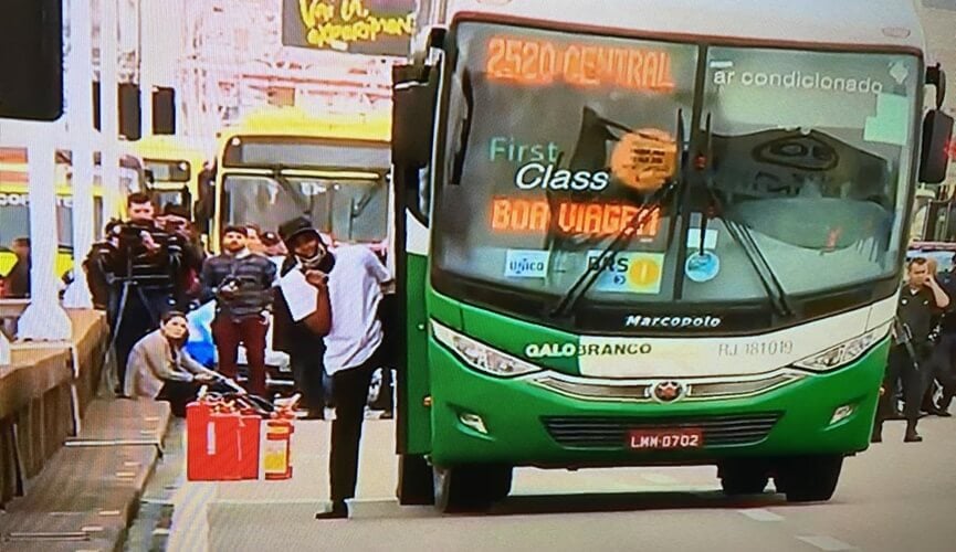 Atirador de elite mata sequestrador de ônibus no Rio