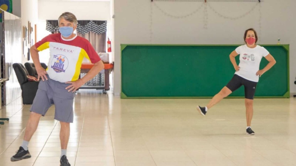 Homem e mulher em aula de ginástica