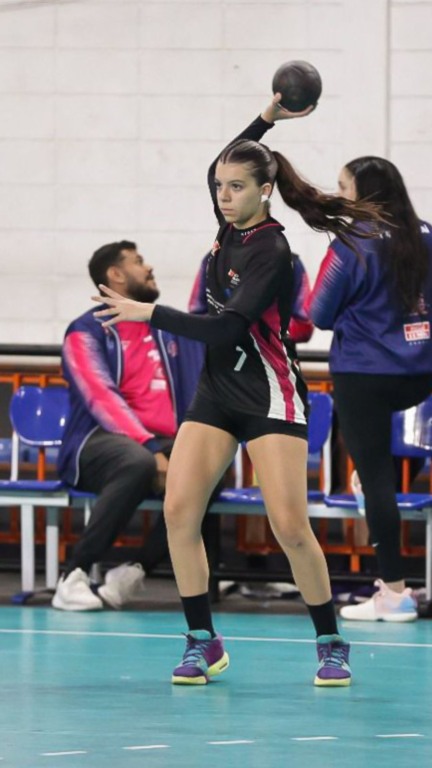 Jovem atleta de Jundiaí jogando handebol