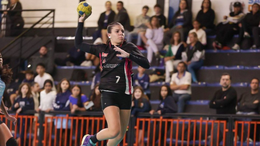 Jovem atleta de Jundiaí jogando handebol