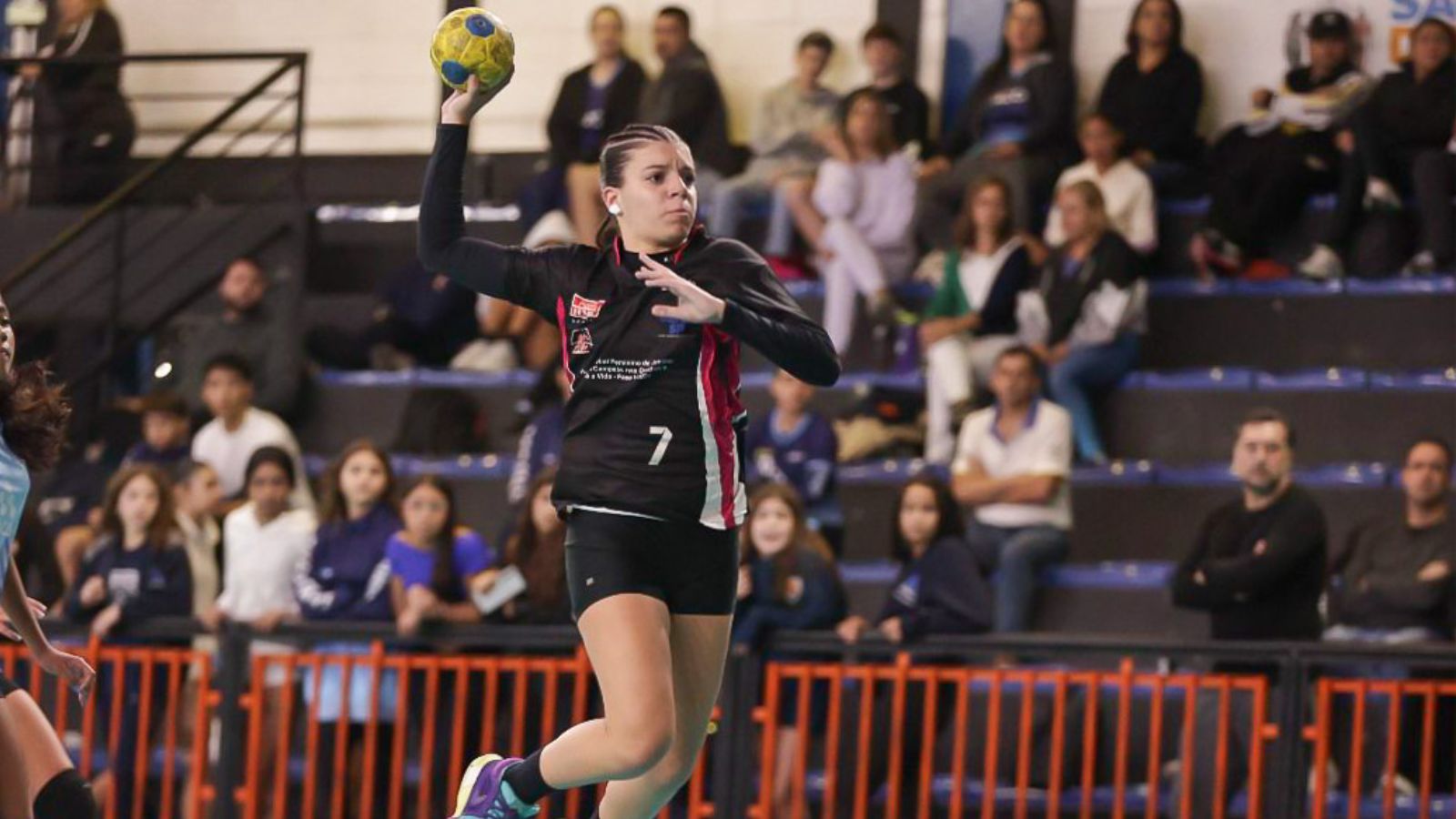 Jovem atleta de Jundiaí jogando handebol