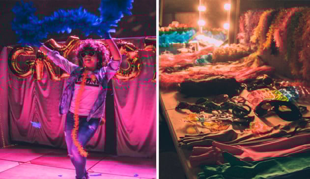 À esquerda, mulher com peruca e plumas dança em frente a cenário montado; à direita, uma série de adereços em cima da mesa que fazem parte da intervenção