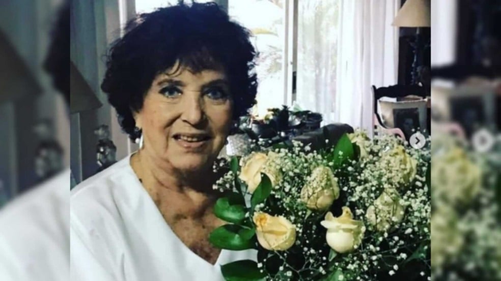 Atriz Theresa Amayo segurando flores Atriz Theresa Amayo segurando flores