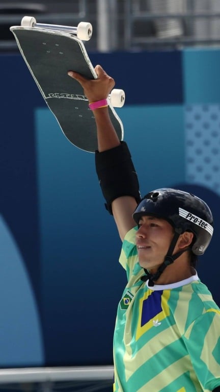 Augusto Akio conquista medalha de bronze no skate park nas Olimpíadas