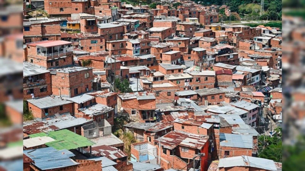 Casas dentro da favela