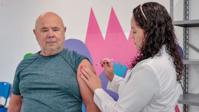 Homem tomando vacina