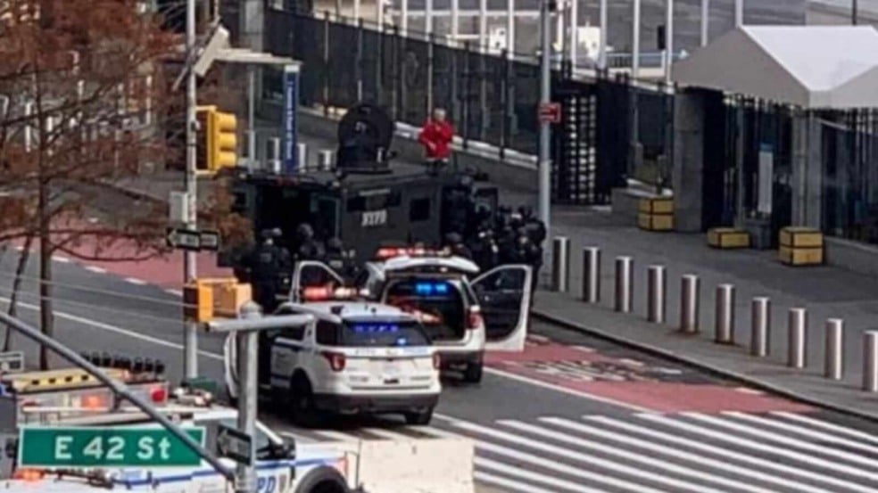 Carro de polícia em frente ao prédio da ONU em NY Carro de polícia em frente ao prédio da ONU em NY