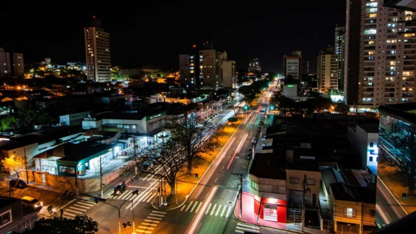 Avenida Jundiaí iluminada à noite