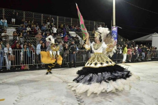 Desfile de escolas de samba no Carnaval de Jundiaí
