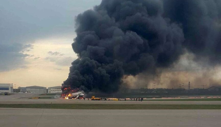 Aeronave pego fogo na pista