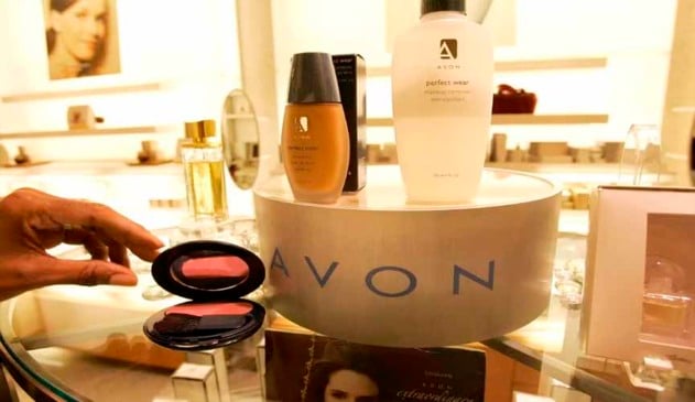 Produtos da Avon expostos em loja