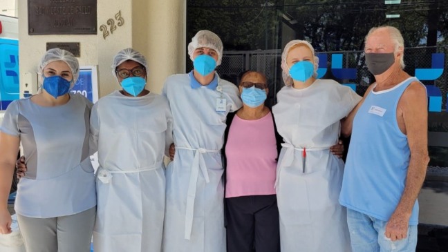 Paciente oncológica recebe alta no Hospital São Vicente após três meses de tratamento