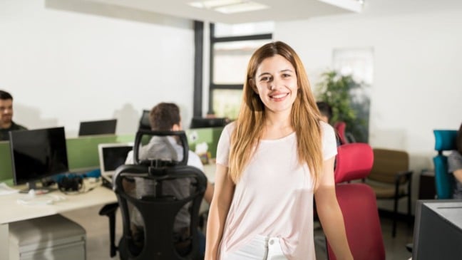 Estagiária em sala com outros profissionais. Estagiária em sala com outros profissionais.