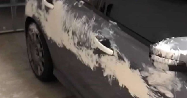 Criança pinta de tinta branca o carro da família e até cachorra entra na brincadeira