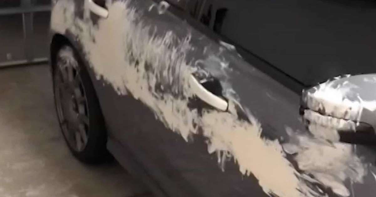 Criança pinta de tinta branca o carro da família e até cachorra entra na brincadeira