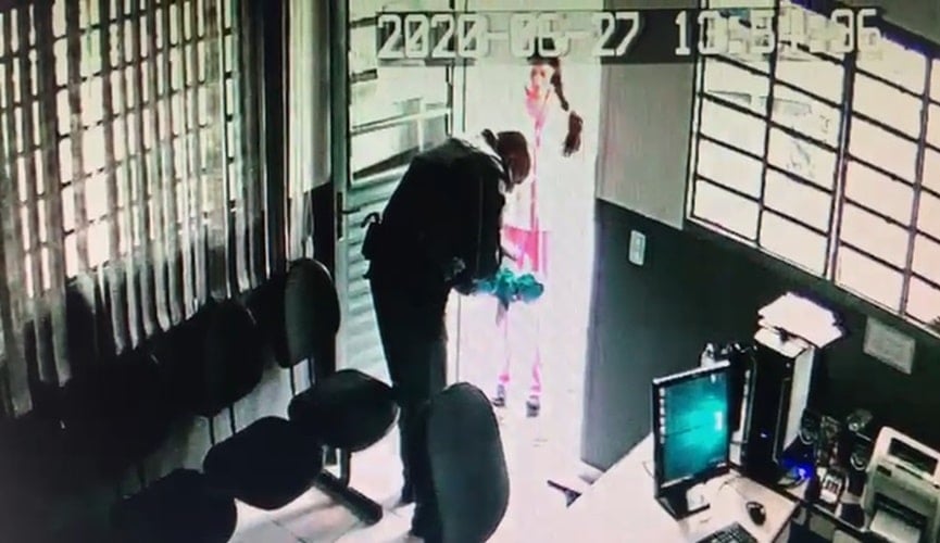 Foto de bebê sendo salvo por PM