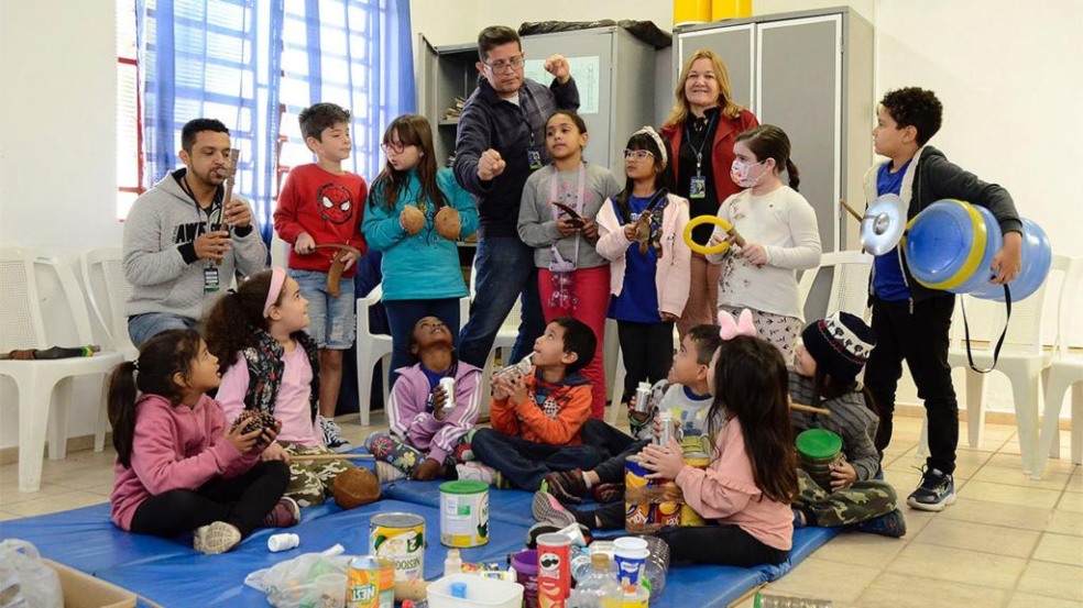 Escola de música de Várzea Paulista faz orquestra com materiais recicláveis