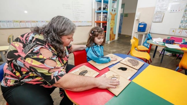 Professora com criança.