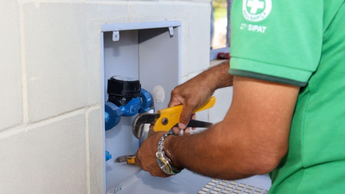 Funcionário da DAE Jundiaí realizando trabalho de balanço hídrico