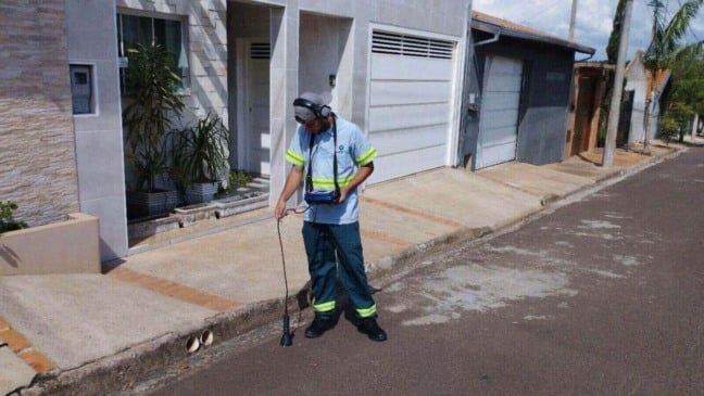 Funcionário da DAE Jundiaí realizando trabalho de balanço hídrico