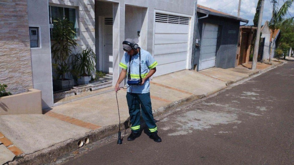 Funcionário da DAE Jundiaí realizando trabalho de balanço hídrico Funcionário da DAE Jundiaí realizando trabalho de balanço hídrico