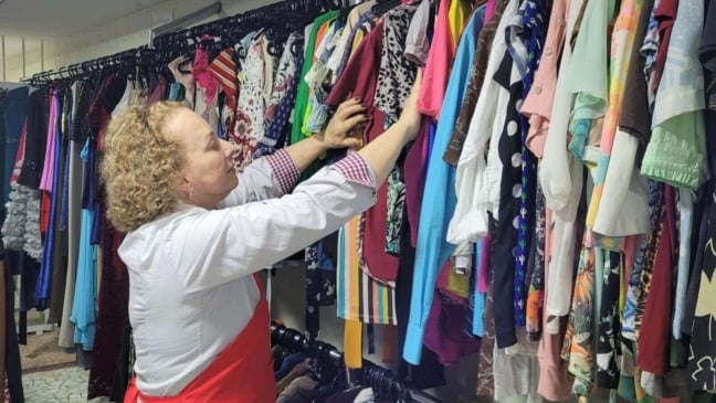 Durante o Bazar do Hospital São Vicente, os visitantes encontram uma ampla variedade de itens com preços que variam de R$ 3 a R$ 50