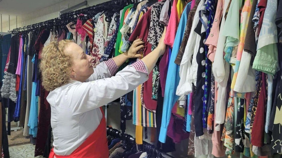 Durante o Bazar do Hospital São Vicente, os visitantes encontram uma ampla variedade de itens com preços que variam de R$ 3 a R$ 50 Durante o Bazar do Hospital São Vicente, os visitantes encontram uma ampla variedade de itens com preços que variam de R$ 3 a R$ 50