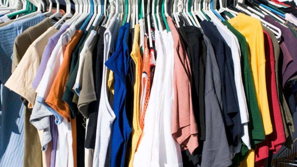 Roupas em arara de loja