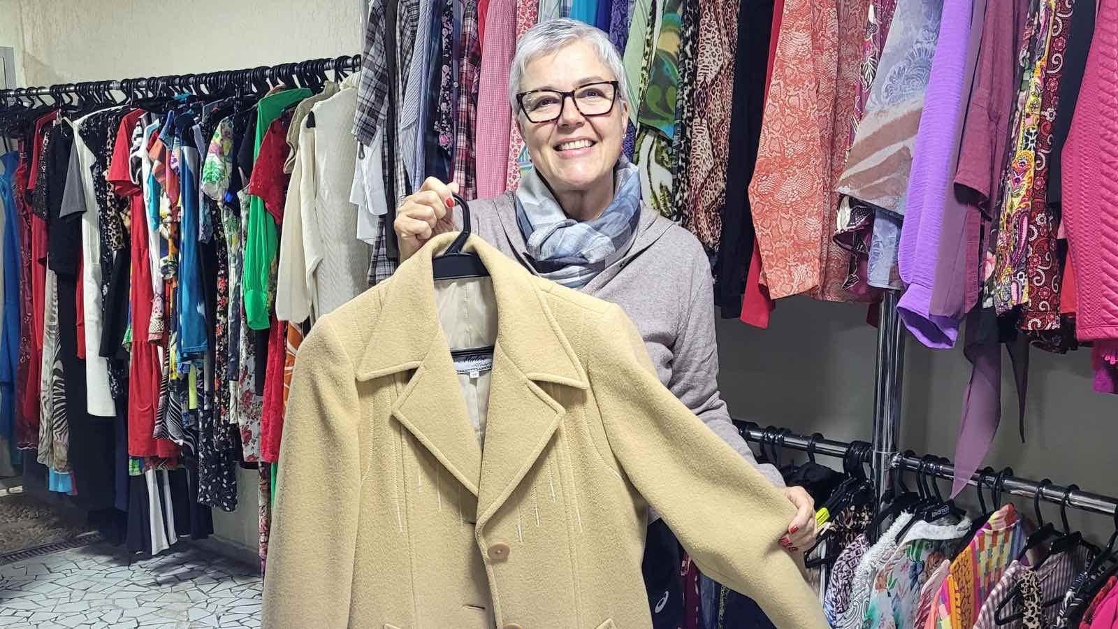 Mulher segurando casaco