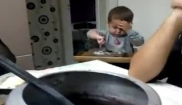 Bebê que foi flagrado comendo escondido durante oração fica famoso na web