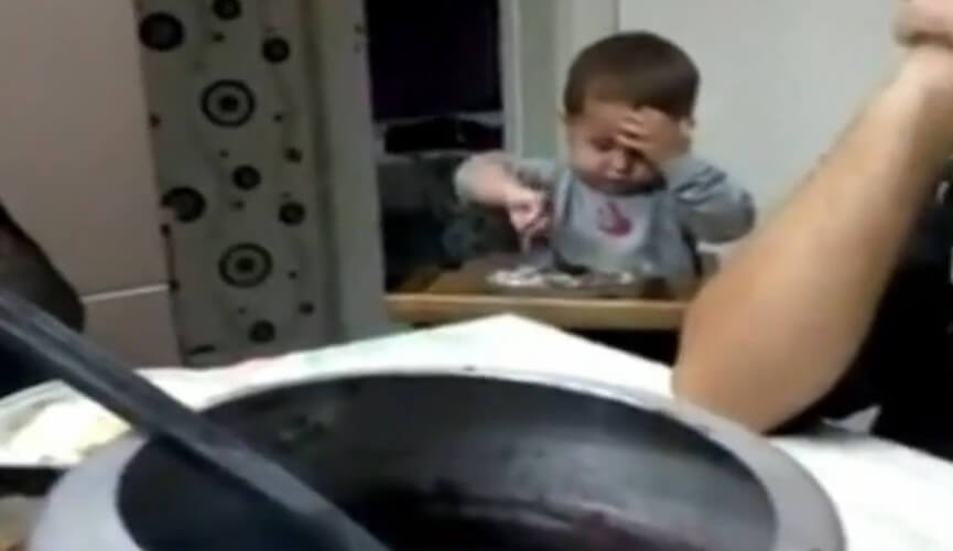 Bebê que foi flagrado comendo escondido durante oração fica famoso na web