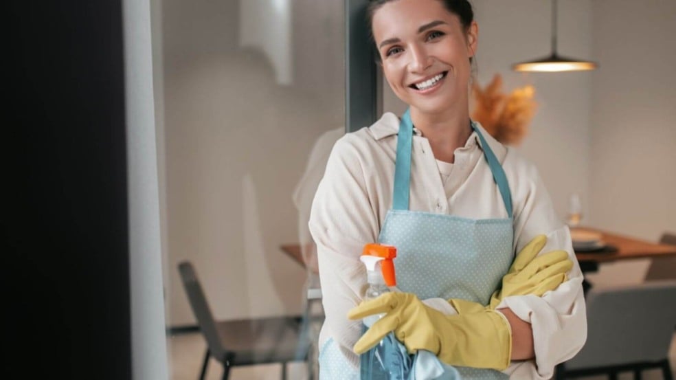 Mulher que produtos de limpeza