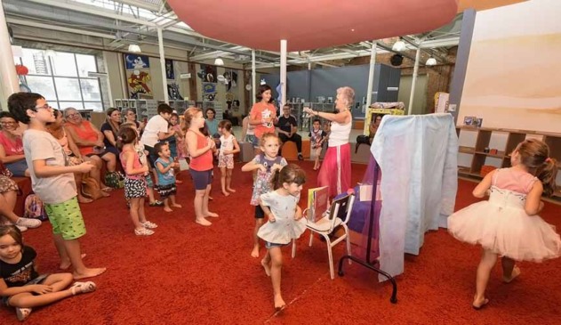crianças participando de atiivdade em espaço de contação de histórias na biblioteca municipal de jundiaí