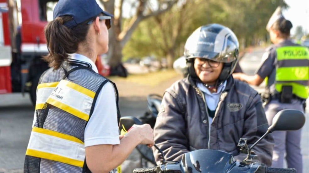 UGMT realizou ação educativa para orientar os motociclistas sobre os perigos do trânsito (Foto: Prefeitura de Jundiaí)