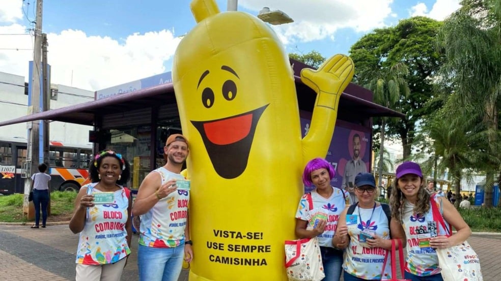 Foliões recebendo orientações da equipe do CTA
