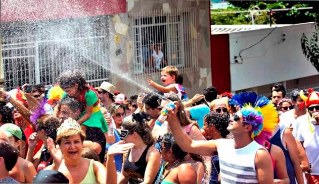 pessoas fantasiadas em bloco de rua de carnaval