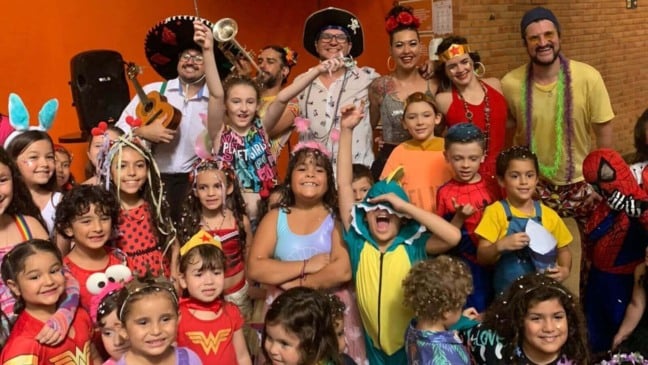 Crianças fantasiadas