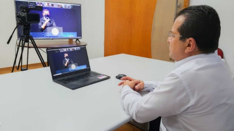 Vice-prefeito de Itupeva em chamada de vídeo por notebook